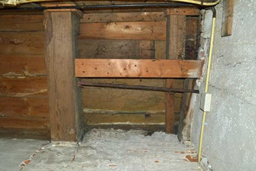 <p>De foto toont een blik omhoog in de kastenwand in de opkamer. Hier heeft oorspronkelijk de spiltrap doorgelopen tot op de begane grond. </p>
